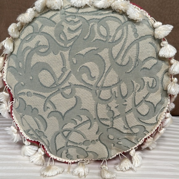 Two decorative floral accents throw pillows - Picture 11 of 11